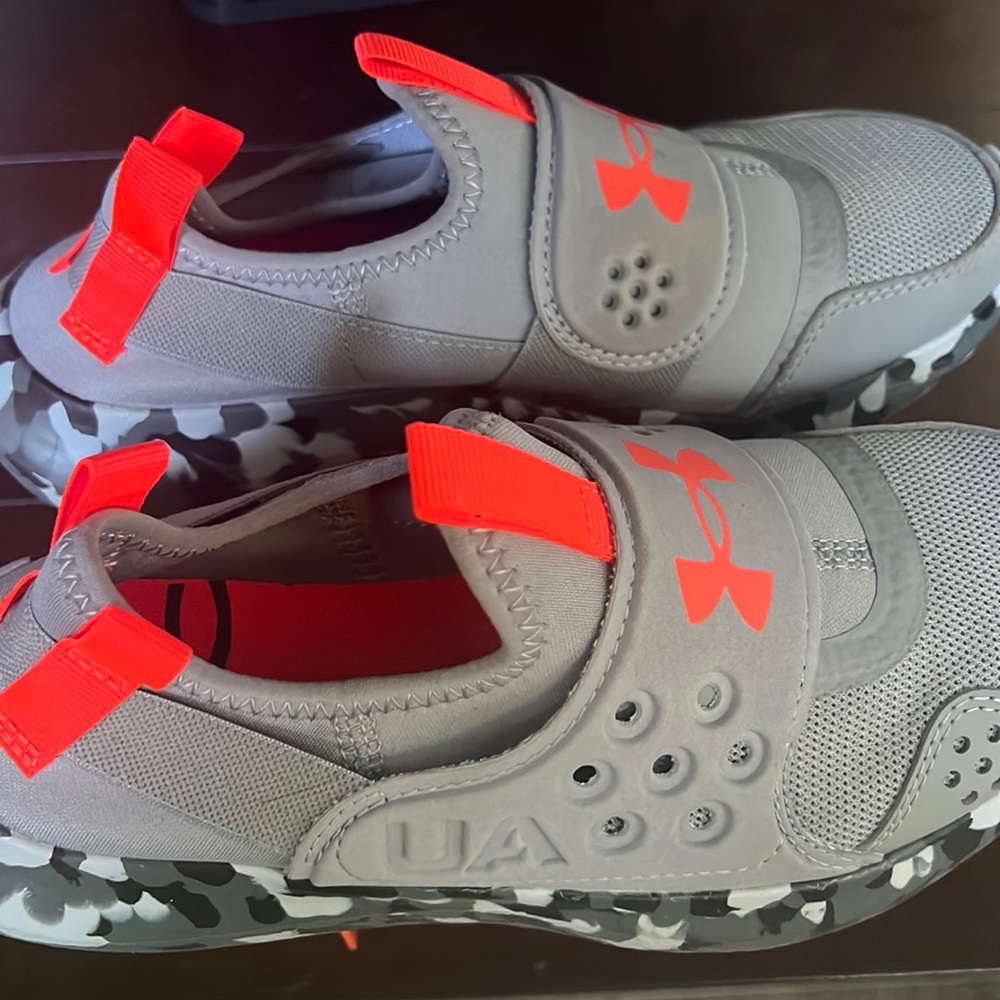 Slip on Under Armour size 5 youth